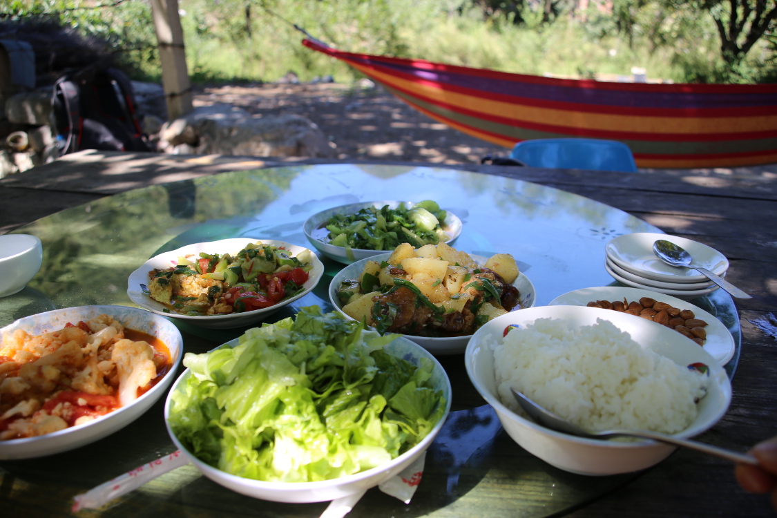 DÃ©licieux repas au calme, au pied de la Grande Muraille, aprÃ¨s le tumulte de PÃ©kin...