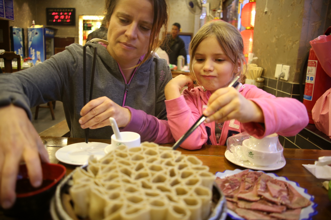 Pingyao. Repas avec le plat local, des pÃ¢tes en forme de petit tube...