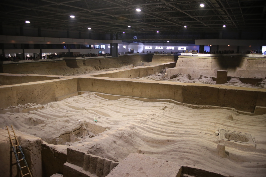ArmÃ©e des soldats de terre cuite. Fosse nÂ°2 qui renferme environ 1300 guerriers et chevaux. Mais c'est toujours en cours d'excavation. Les 