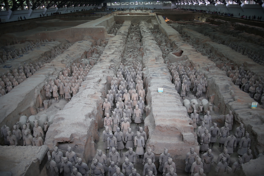 ArmÃ©e des soldats de terre cuite. La fosse nÂ°1, la plus impressionnante qui contiendrait 6000 soldats et chevaux.