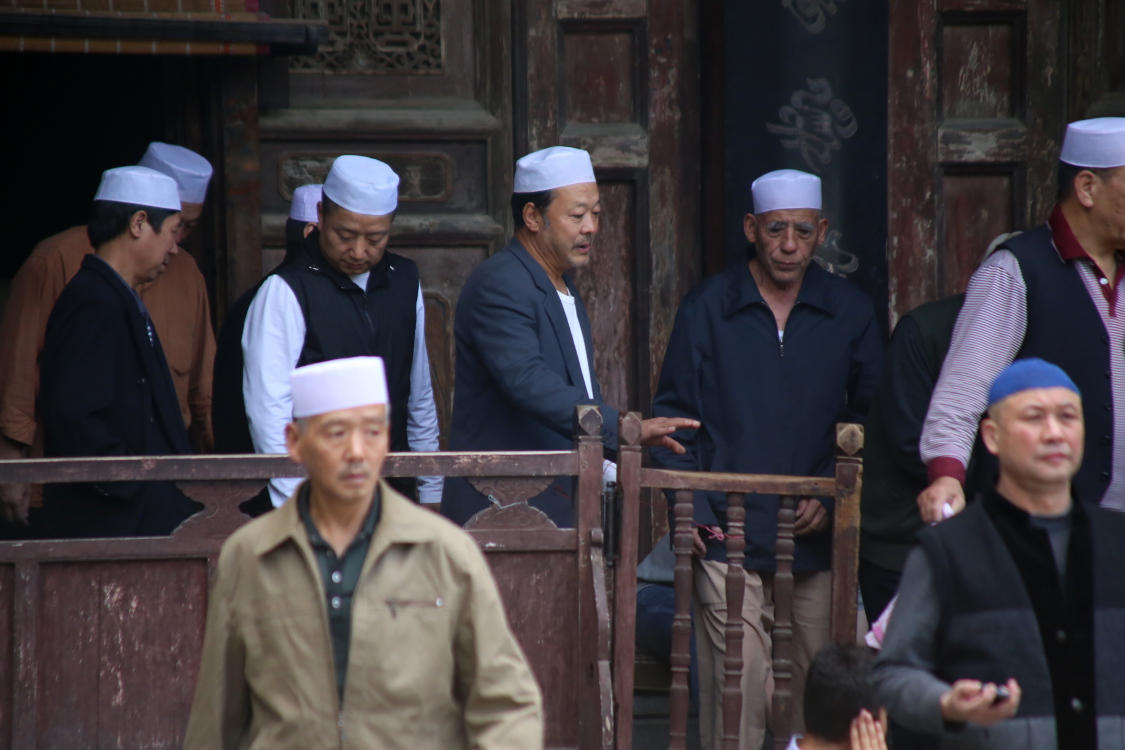 Grande mosquÃ©e de Xi'an. FidÃ¨les sortant de la grande salle aprÃ¨s la priÃ¨re.