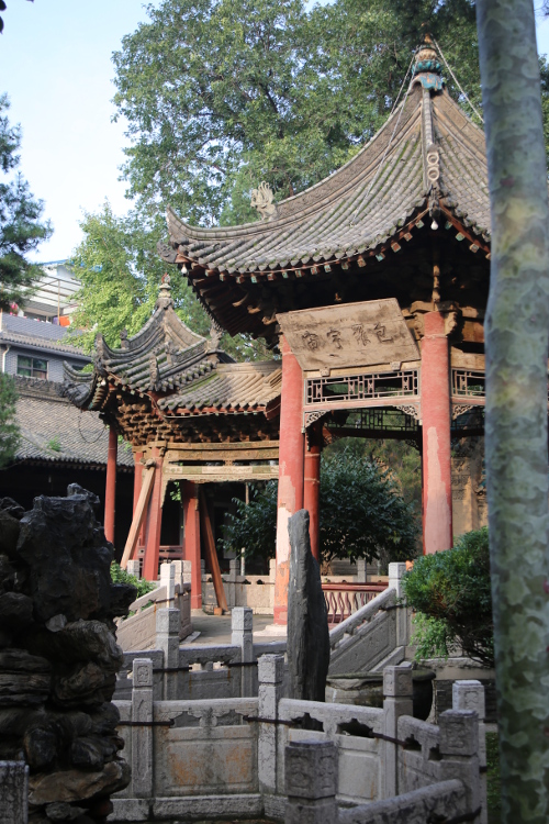 Grande mosquÃ©e de Xi'an. Il est assez surprenant de voir le mÃ©lange de l'architecture typique chinoise avec des Ã©lÃ©ments typiques d'une mosquÃ©e (le minaret notamment qui ressemble rÃ©ellement Ã  une pagode...). Et quand vient l'heure de la priere, on se demande dans quelle partie du globe on se trouve...