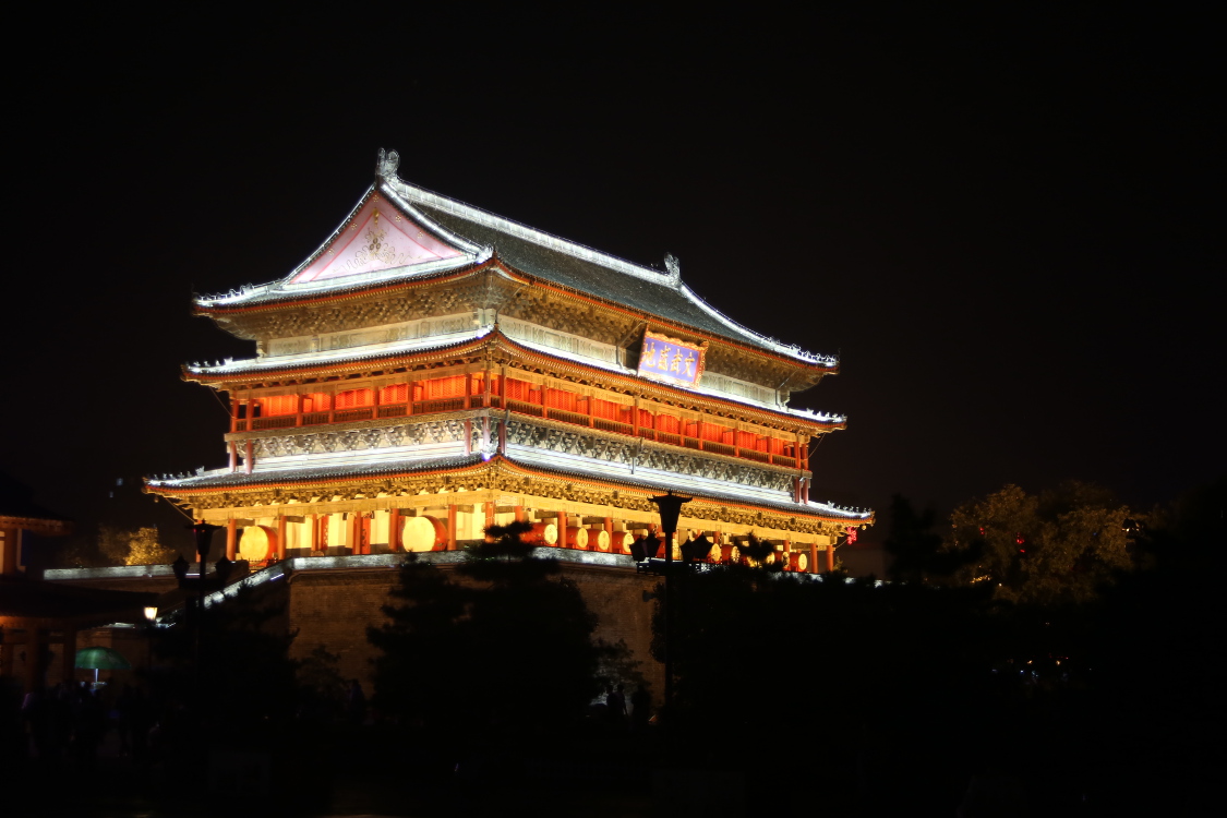 Xi'an. Tour du tambour Ã©rigÃ©e en 1380, elle servait autrefois Ã  indiquer la fin de journÃ©e par des coups de tambour.