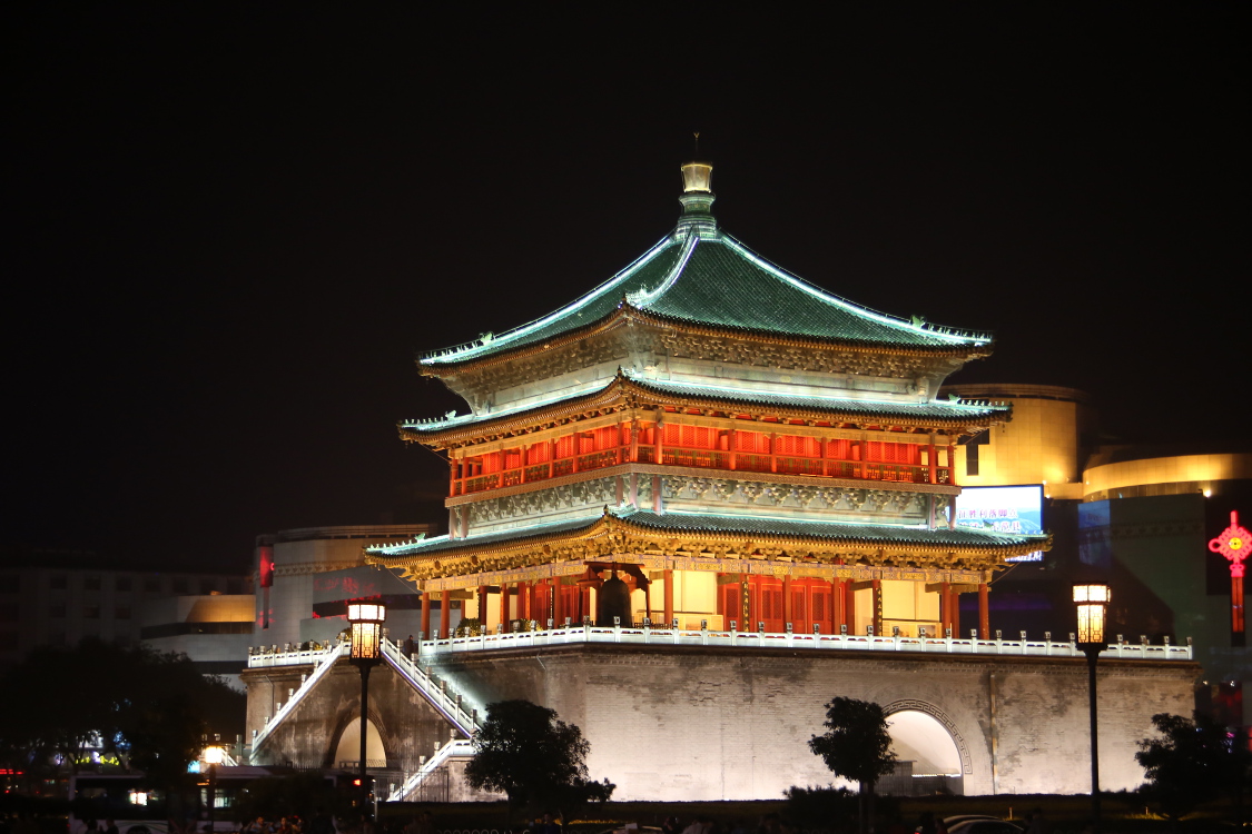 Xi'an. La Tour de la cloche contraste avec la tour du tambour du fait que la cloche Ã©tait frappÃ©e Ã  l'aube.