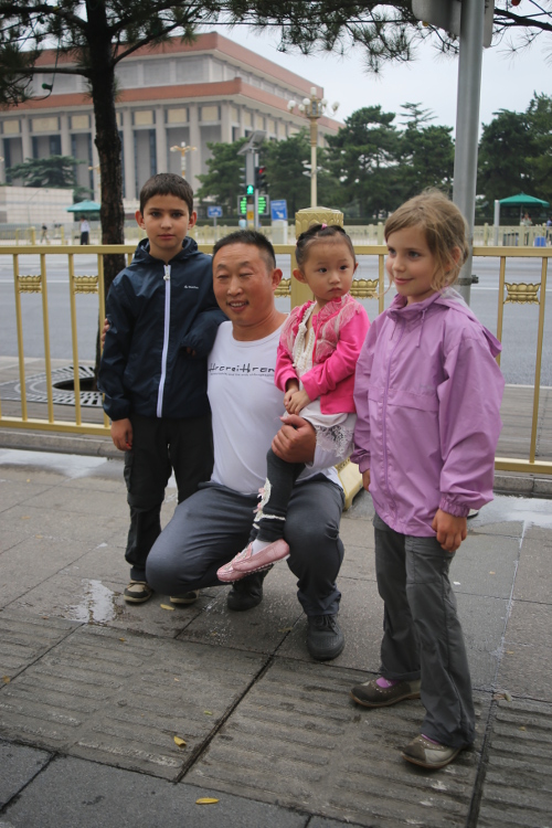 Les chinois ont tout de suite demandÃ© à se faire prendre en photo avec Romain et Fanny.