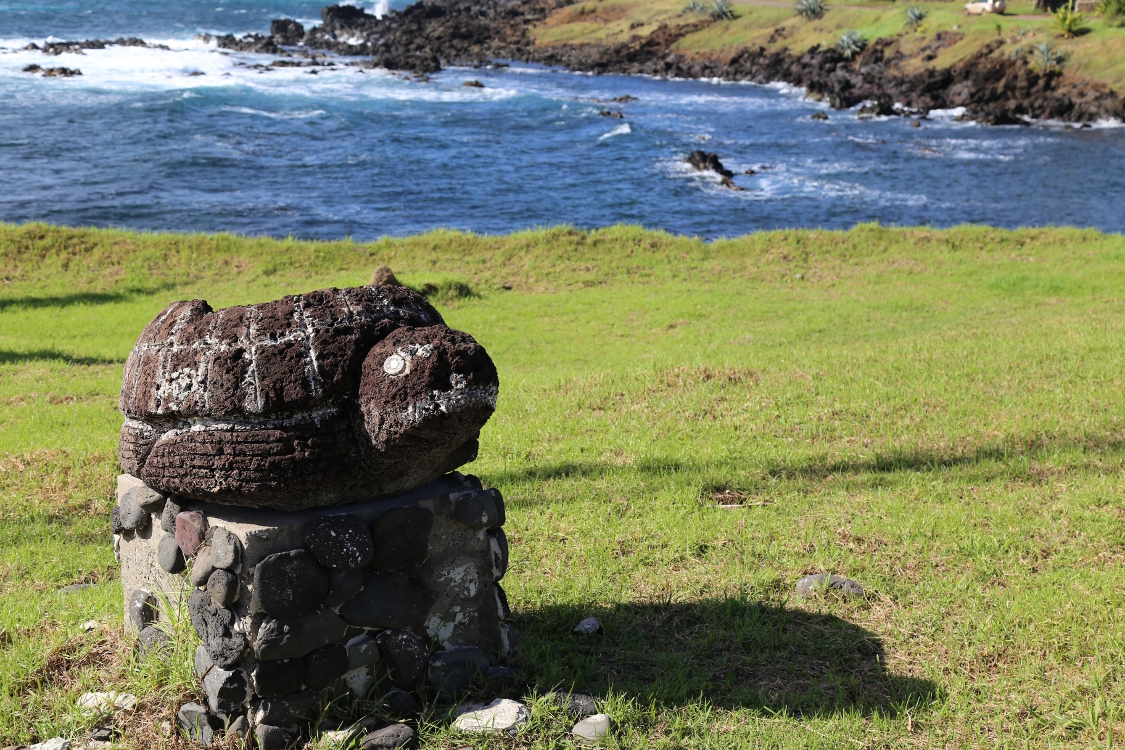 Hanga Roa.
Statue proche de la piscine aux tortues.