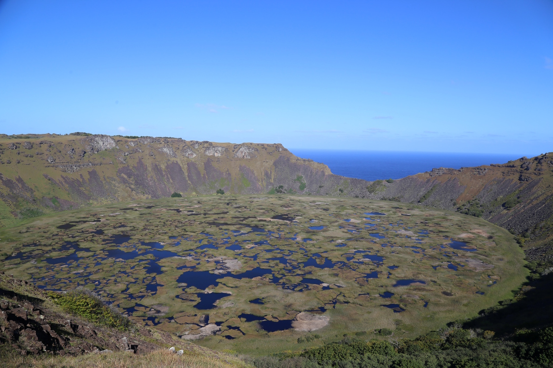 Le Rano Kau est un cratÃ¨re spectaculaire, avec un lac d'eau douce presque totalement recouvert de roseaux de totora (comme au lac Titicaca au PÃ©rou).