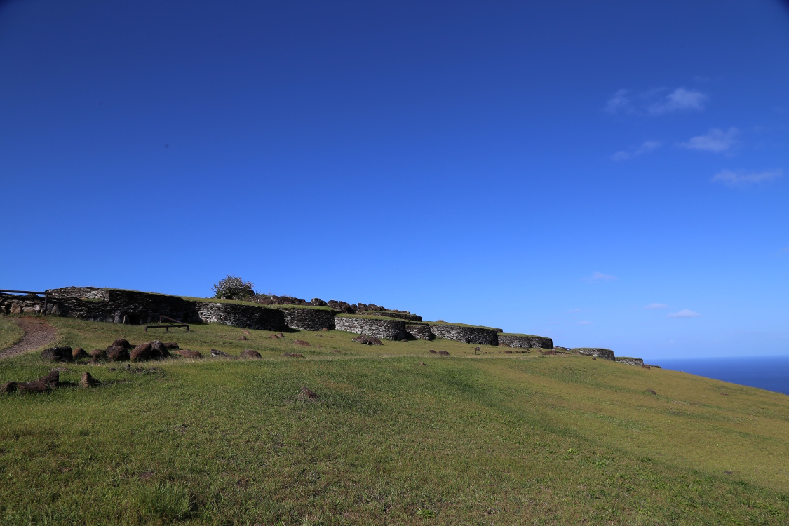 Rano Kau.
PerchÃ© sur les bords du cratÃ¨re face Ã  l'ocÃ©an, le village cÃ©rÃ©moniel d'Orongo Ã©tait le centre d'un culte liÃ© au dieu Makemake (l'homme-oiseau).