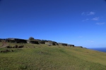 Rano Kau.
Perché sur les bords du cratère face à l'océan, le village cérémoniel d'Orongo était le centre d'un culte lié au dieu Makemake (l'homme-oiseau).
