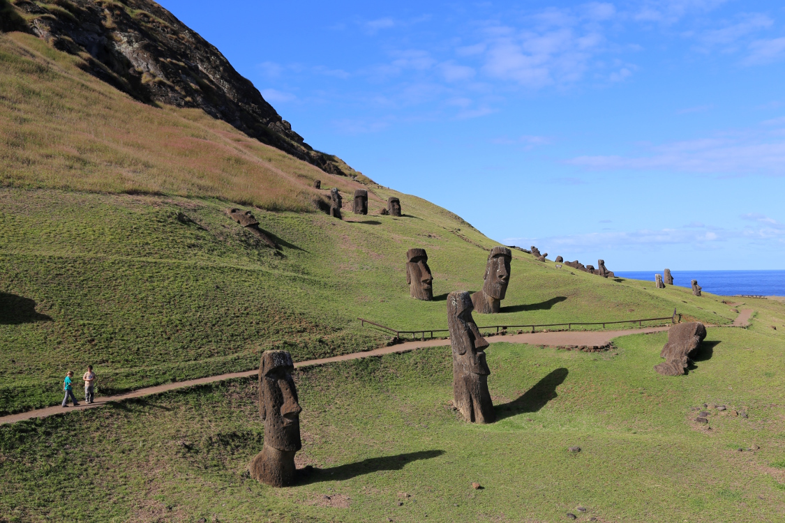 Rano Raraku.
On peut voir de nombreux Moais Ã  tous les stades de fabrication.