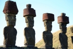 Ahu Nau Nau.
Les coiffes rouges appelées Pukao seraient une coiffure masculine répandue dans les temps anciens à Rapa Nui.
