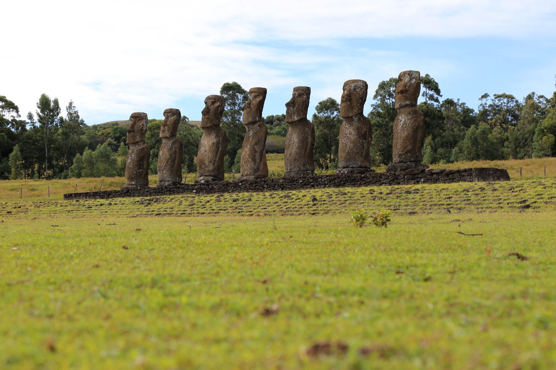 Ahu Akivi.
Ahu atypique car il est Ã©rigÃ© Ã  l'intÃ©rieur des terres. De plus, les Moais sont tournÃ©s vers la mer.