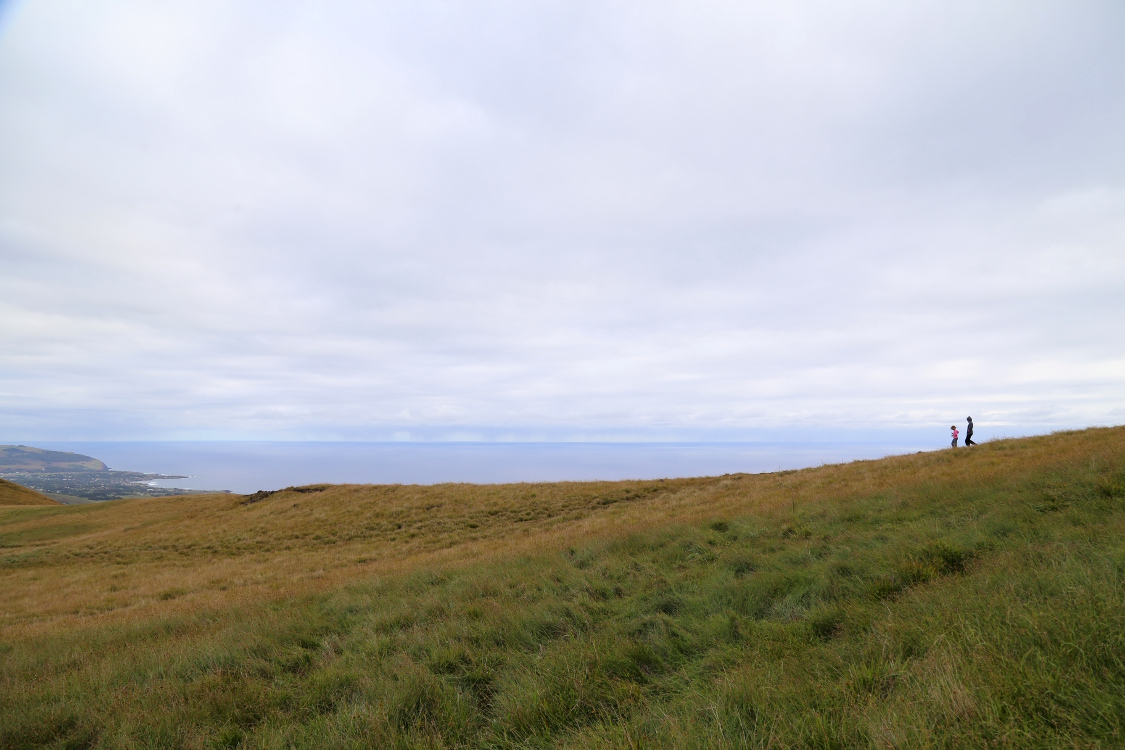 Maunga Terevaka.
Depuis le sommet, la vue est fantastique car on voit l'ocÃ©an de tous les cÃ´tÃ©s. On se rend bien compte de la taille de l'Ã®le ... qui est toute petite ...