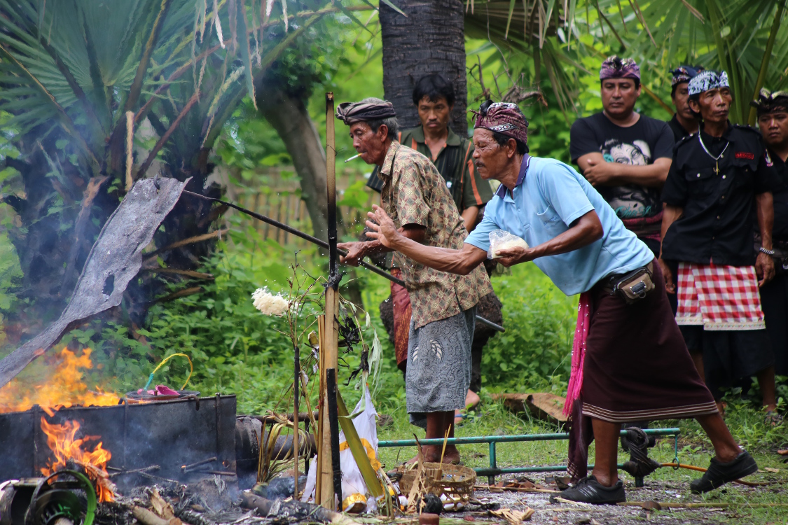 Bali. Pemuteran.
Des offrandes de riz sont faites sur le corps du dÃ©funt.
On a appris par la suite que c'Ã©tait un jeune de 30 ans, alcoolique et qui avait rÃ©guliÃ¨rement des accidents de scooter, et le dernier lui fut fatal.