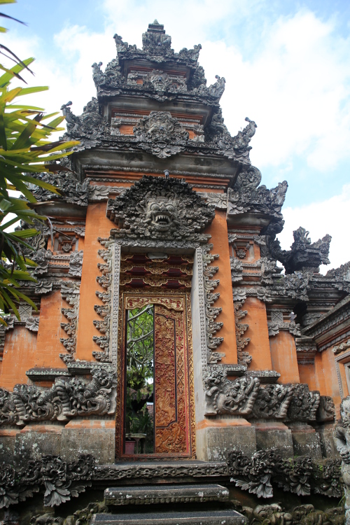 Bali. Ubud.
Temple Pura Taman Saraswati, au centre de la ville, avec des sculptures de la dÃ©esse de la Sagesse et des Arts.