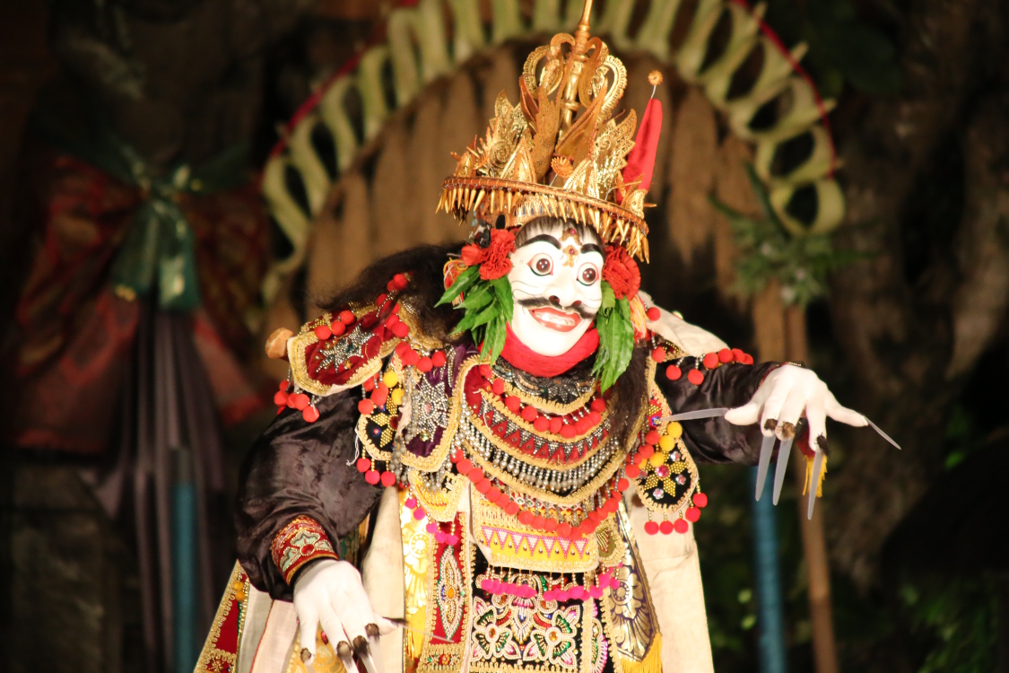 Bali. Ubud.
ScÃ¨ne d'un dÃ©mon heureux de danser seul dans la jugnle ...
On ne connait pas trop le MahÃ¢bhÃ¢rata, mais il a l'air de se passer pleins de choses Ã©tranges ...