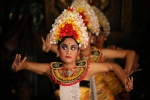 Bali. Ubud.
Les danseuses ont des expressions de visage et des gestuelles assez incroyables.