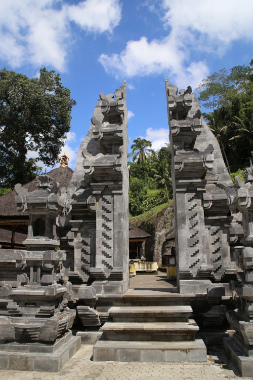 Bali. Temple Gunung Kawi.
Les portes des temples de Bali ont une forme assez bizarre. On dirait que l'ouverture a Ã©tÃ© littÃ©ralement tranchÃ©e avec des flancs intÃ©rieurs totalement rectilignes !