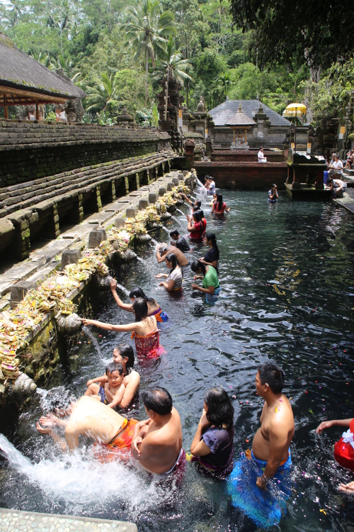 Bali. Temple Pura Tirta Empul.
Ce temple renferme des bassins d'oÃ¹ jaillit l'eau d'une source sacrÃ©e Ã  laquelle on attribue des pouvoirs magiques.