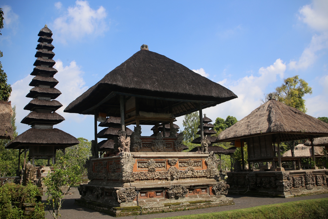 Bali.
Temple Pura Taman Ayun.
La cour intÃ©rieure abrite de multiples meru (sanctuaires Ã  plusieurs toits).