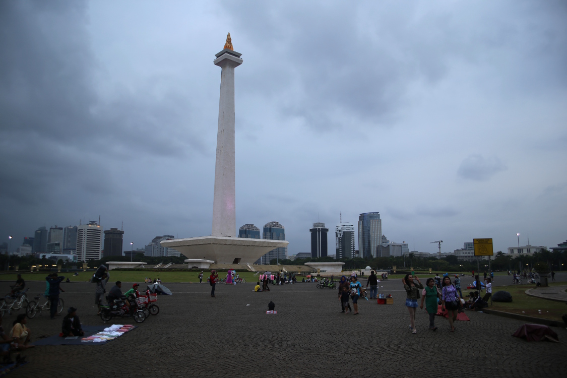 Java. Jakarta.
Wahou ! Quelle immense place cette place Merdeka (ou place de l'indÃ©pendance), avec un monument offert par Soekarno, premier prÃ©sident de la RÃ©publique d'IndonÃ©sie en 1945.
On peut dire qu'il n'a pas fait les choses a moitiÃ© !
C'est une gigantesque esplanade au milieu de cette ville tentaculaire !