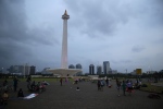 Java. Jakarta.
Wahou ! Quelle immense place cette place Merdeka (ou place de l'indépendance), avec un monument offert par Soekarno, premier président de la République d'Indonésie en 1945.
On peut dire qu'il n'a pas fait les choses a moitié !
C'est une gigantesque esplanade au milieu de cette ville tentaculaire !