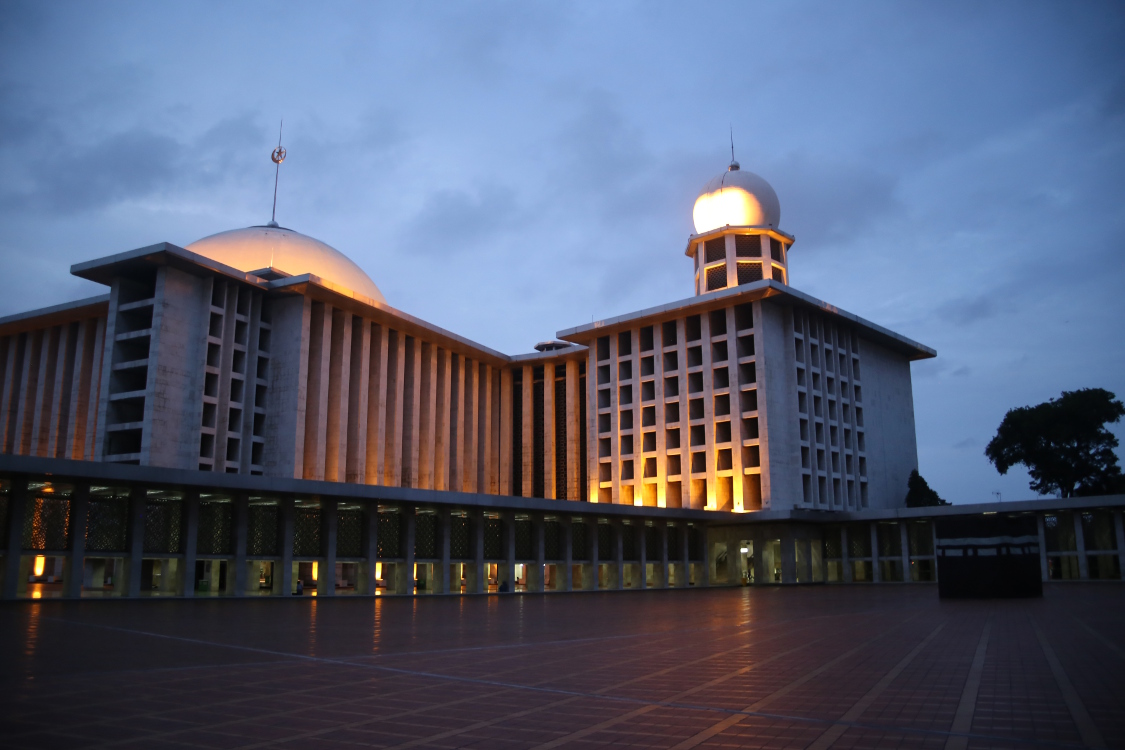 Java. Jakarta.
La mosquÃ©e Istiqlal est la plus grande mosquÃ©e d'Asie, et elle est ouverte aux non musulmans.
Nous avons Ã©tÃ© invitÃ©s Ã  assister Ã  une priÃ¨re, et c'est la premiÃ¨re fois que cela nous arrive !! C'Ã©tait trÃ¨s chouette et assez impressionnant...
90% de la population est musulmane, faisant de ce pays le plus grand pays musulman au monde.