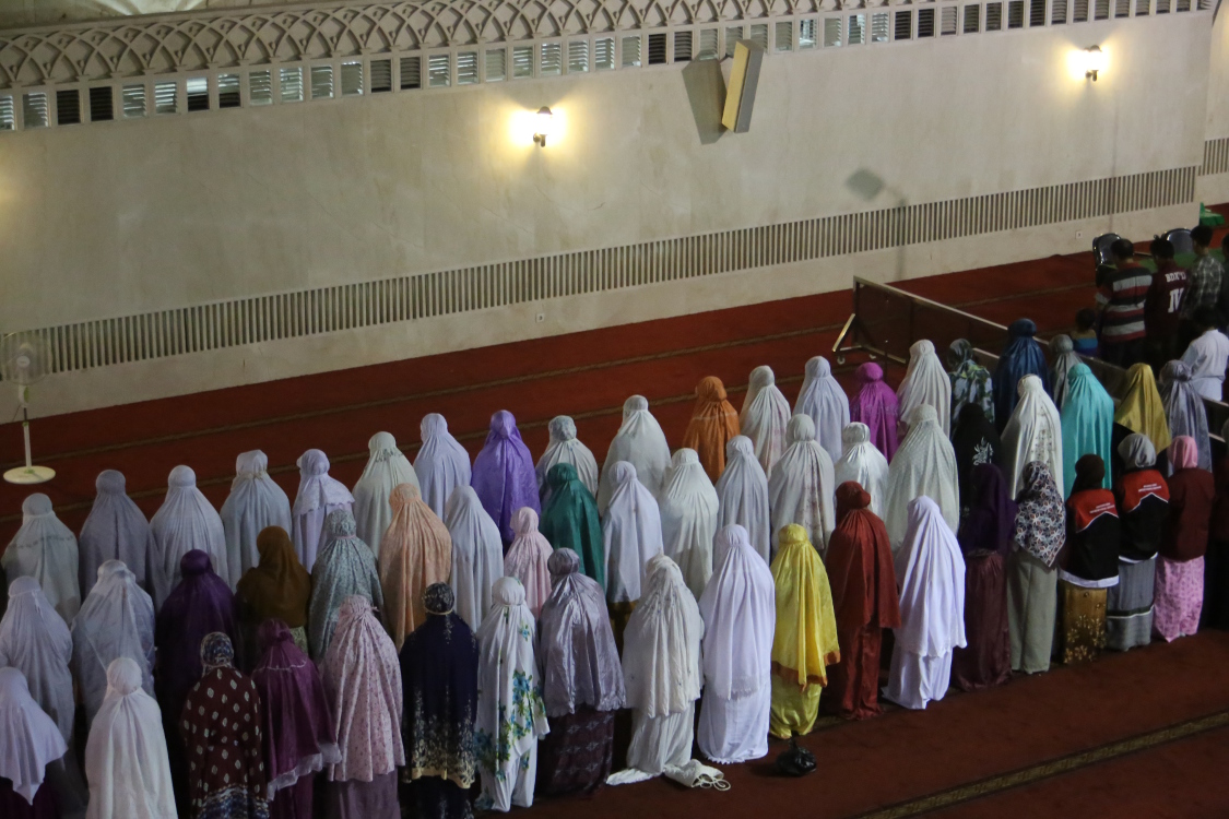 Java. Jakarta.
MosquÃ©e Istiqlal.
Nous avons aussi Ã©tÃ© invitÃ©s Ã  prendre des photos pendant la priÃ¨re. Nous avons eu du mal Ã  rÃ©sister !