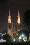 Java. Jakarta.
Quand on sort de la grande mosquée Istiqlal, on se retrouve juste en face de la cathédrale Sainte Marie.
La tolérance religieuse semble importante en Indonésie...