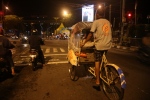 Java. Yogyakarta.
Fabienne et Romain dans un becak, le cyclo pousse du coin.