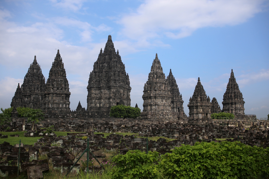 Java. Temple de Prambanan.
Superbe temple dÃ©corÃ© de reliefs illustrant l'Ã©popÃ©e du RÃ¢mÃ¢yana, et dÃ©diÃ© aux trois divinitÃ©s hindouistes : Shiva, Vishnu et Brahma.
Pour info, le RÃ¢mÃ¢yana est, comme le MahÃ¢bhÃ¢rata, l'un des Ã©crits fondamentaux de l'hindouisme et de la mythologie hindoue.