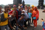 Java. Temple de Prambanan.
Nous avions pris l'habitude de nous faire prendre en photo en Chine, mais ce matin là au temple, nous avons été de vrais stars !!!
Une véritable cohue s'est créée à notre arrivée, et une vingtaine de jeunes nous a sauté dessus pour se faire prendre en photo à nos côtés...
Aucun autre visage pâle à l'horizon, ils étaient tous pour nous !