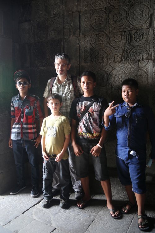 Java. Temple de Prambanan.
Les garÃ§ons voulaient se prendre en photo avec Romain...