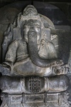 Java. Temple de Prambanan.
A l'intérieur du temple, une statue de Ganesh, le dieu qui supprime les obstacles. Il est aussi le dieu de la sagesse, de l’intelligence, de l’éducation et de la prudence, le patron des écoles et des travailleurs du savoir.
Nous ne savons pas ce que font les autres dieux, mais celui-là a du boulot !