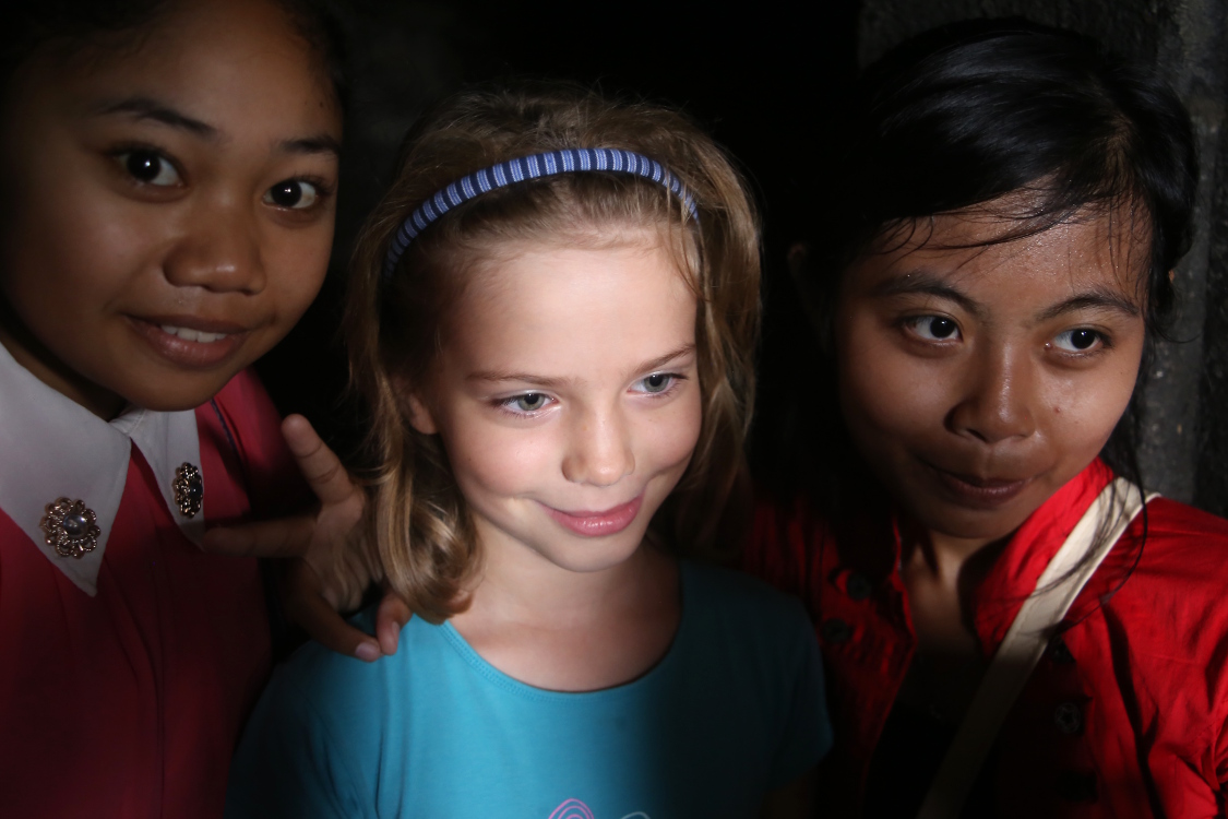 Java. Temple de Prambanan.Et les filles avec Fanny...