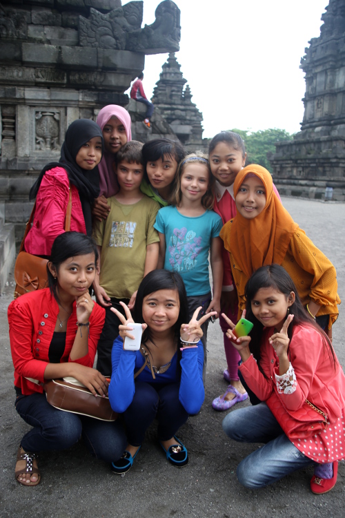 Java. Temple de Prambanan.
AprÃ¨s des dizaines de photos, Romain en avait franchement marre, mais Fanny gardait le sourire.