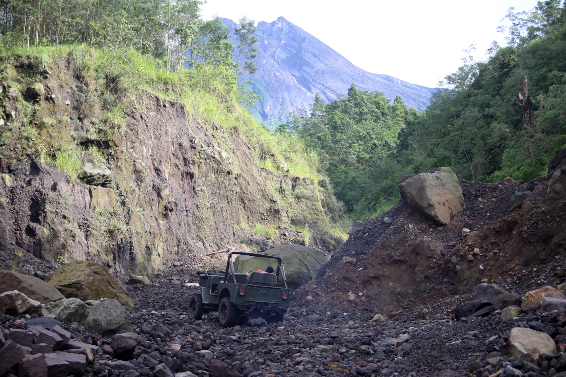 Java. Gunung Merapi.
Et au milieu coule la lave ...
Ces chemins empruntÃ©s par la lave deviennent des carriÃ¨res pendant les annÃ©es de rÃ©pits du volcan.
Et notre jeep a eu du mal Ã  Ã©voluer sur ce terrain.