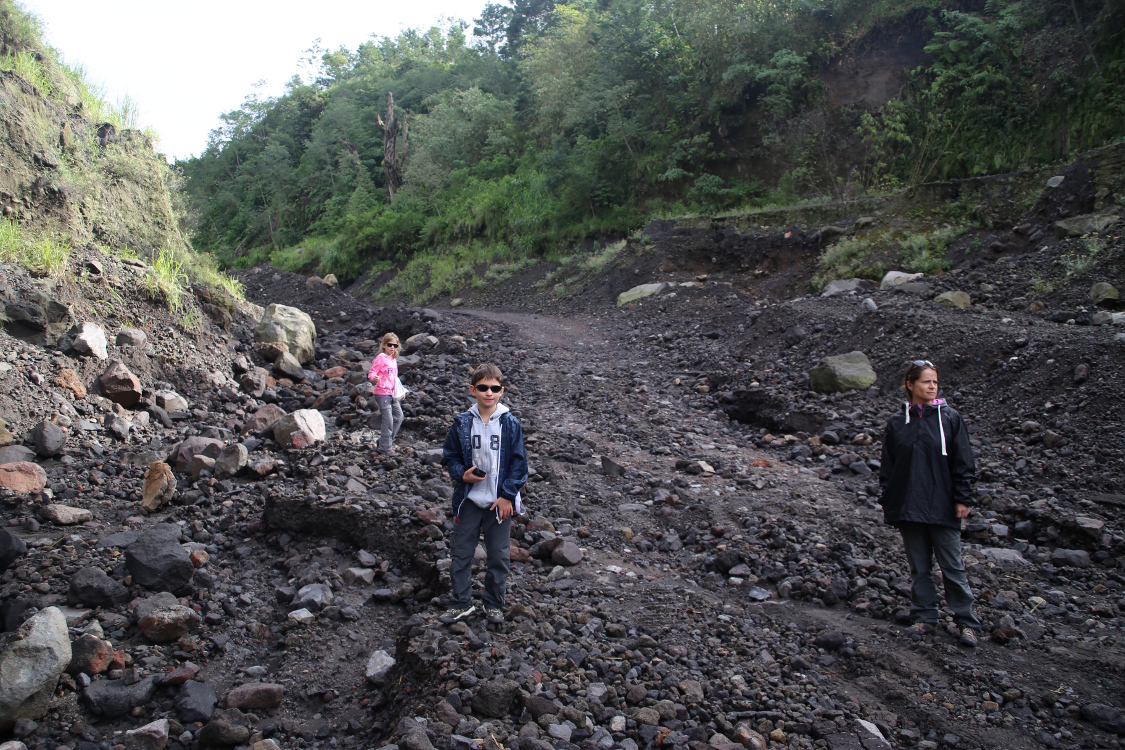 Java. Gunung Merapi.
Une fois la jeep bloquÃ©e, on a eu le temps d'arpenter le chemin de pierres volcaniques, le temps qu'un autre 4x4 vienne nous aider ...
