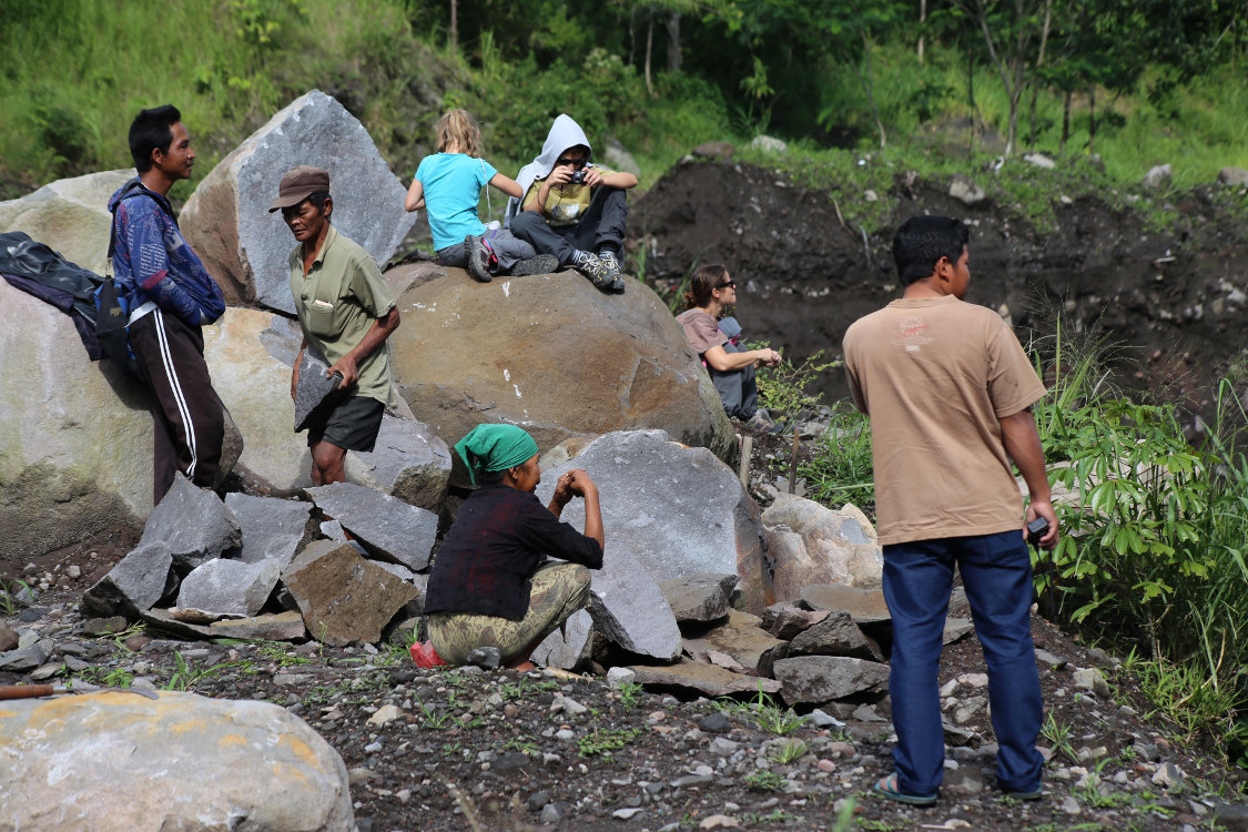 Java. Gunung Merapi.
Attente du 4x4 avec un casseur de pierre, et des gens dont on se demande ce qu'ils font lÃ  ... On est au milieu de rien, et ils ne font rien (on est restÃ© prÃ¨s d'une heure) ... En mÃªme temps, la vue est magnifique sur le Merapi, donc autant rester lÃ  qu'ailleurs !