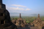 Java. Borobudur.
Le temple est construit comme un mandala (vu du ciel), composé de 6 terrasses carrées, et 3 terrasses circulaires, sur lesquelles on trouve les stupas cachant des bouddhas.