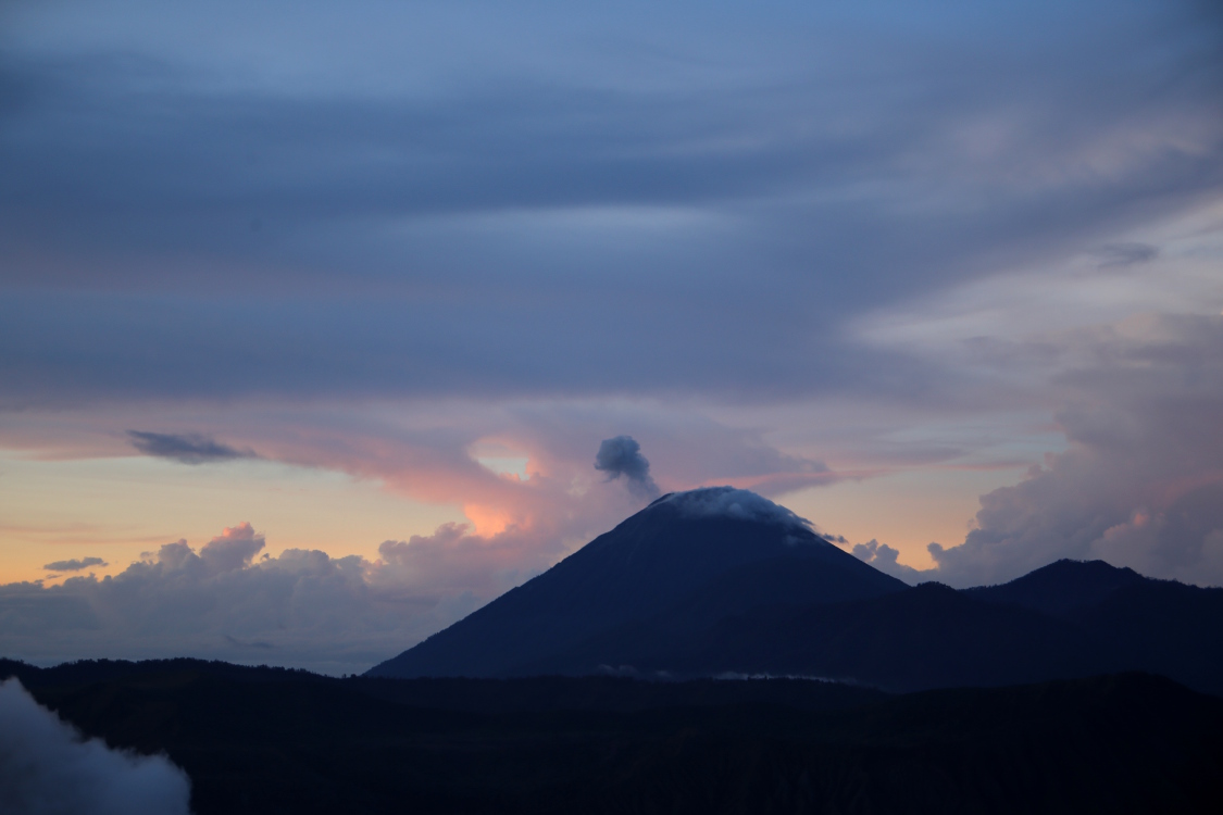 Java. Gunung Bromo.
On peut voir au loin le Gunung Semeru, le point culminant de Java et l'un des volcans les plus actifs. On est restÃ© une heure Ã  ce point de vue, et ce volcan a projetÃ© deux petits nuages de cendres ...