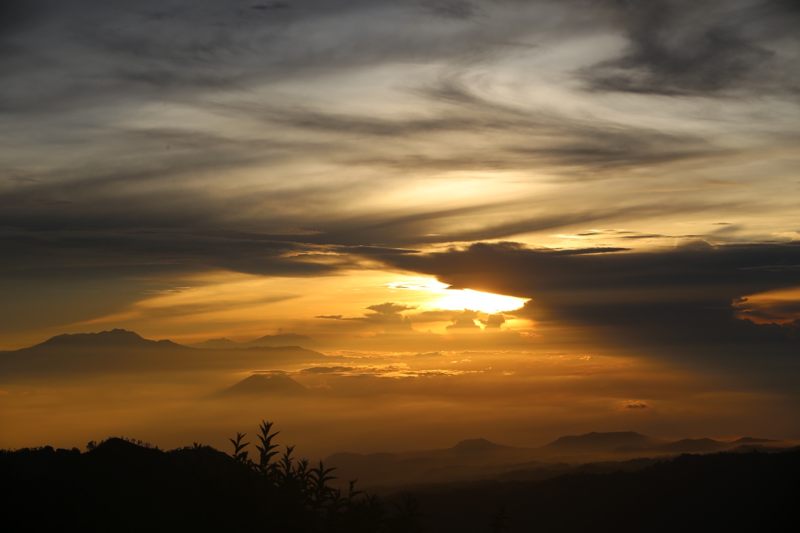 Java. Gunung Bromo.
On s'est levÃ© trÃ¨s tÃ´t (2h du matin ...) pour assister au lever de soleil sur la rÃ©gion. Mais le spectacle Ã©tait Ã  la hauteur des efforts fournis !