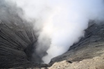 Java. Gunung Bromo.
Nous y voici ! Les entrailles fumantes du volcan s'offrent à nous. En fonction du vent, les fumées peuvent être suffocantes, très sulfureuses.