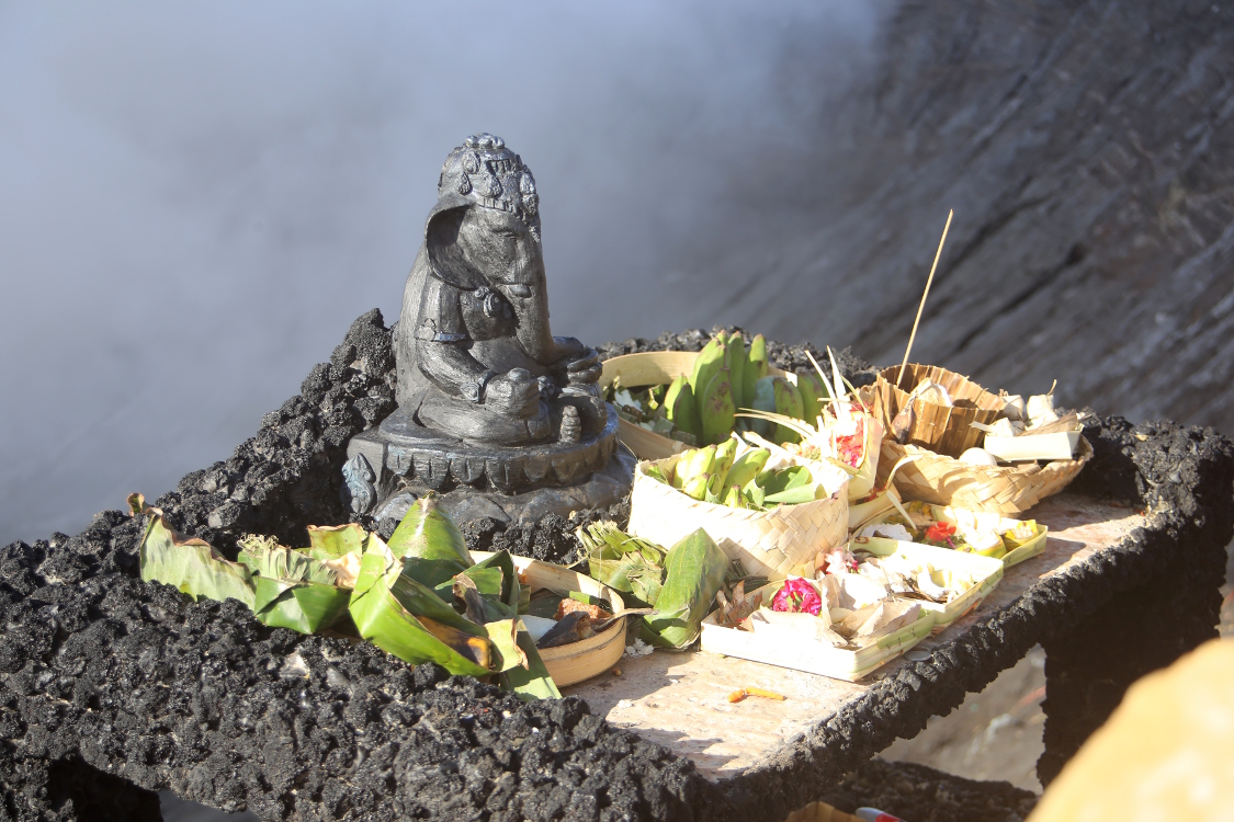 Java. Gunung Bromo.
Quelques offrandes au volcan ... pourront-elles calmer ses ardeurs ?