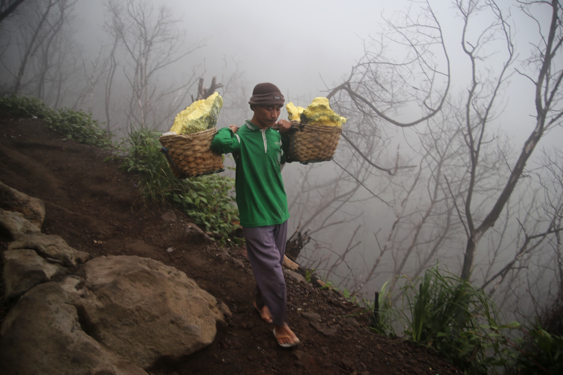 Java. Kawah Ijen.
Encore un lever trÃ¨s matinal (4h cette fois ci), mais lÃ  aussi, le spectacle fut Ã  couper le souffle. Il faut savoir que les excursions se font le matin, car gÃ©nÃ©ralement, le ciel s'encombre de nuages en fin de matinÃ©e.
On commence par une ascension de 1h45 jusqu'au cratÃ¨re. On croise dÃ©jÃ  des porteurs de souffre.