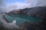 Java. Kawah Ijen.
Une fois la vue dégagée, celle-ci est fantastique. Le lac de soufre turquoise fait partie des rares lacs d'acide sulfurique de par le monde (pH d'environ 0,2 !). La couleur est superbe et appelle à la baignade ... mais ce n'est bien sûr pas possible !!!