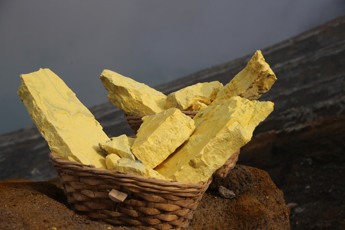 Java. Kawah Ijen.
Le soufre de l'Ijen est utilisÃ© pour des cosmÃ©tiques, des mÃ©dicaments, des engrais et des insecticides. 
Plus gÃ©nÃ©ralement, le soufre permet la fabrication d'acide sulfurique pour l'industrie.