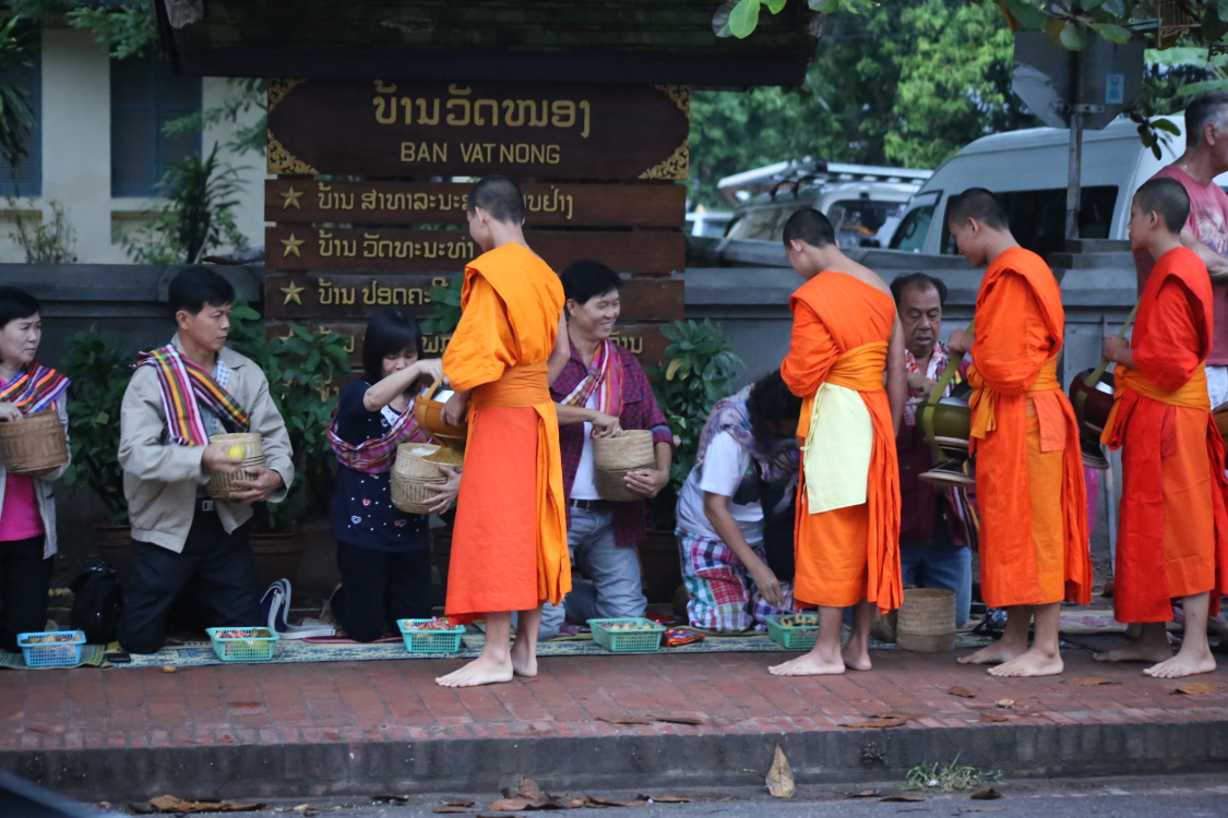 Luang Prabang.
Procession du Tak Bat pour collecter les aumÃ´nes.