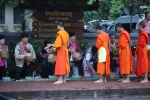 Luang Prabang.
Procession du Tak Bat pour collecter les aumônes.