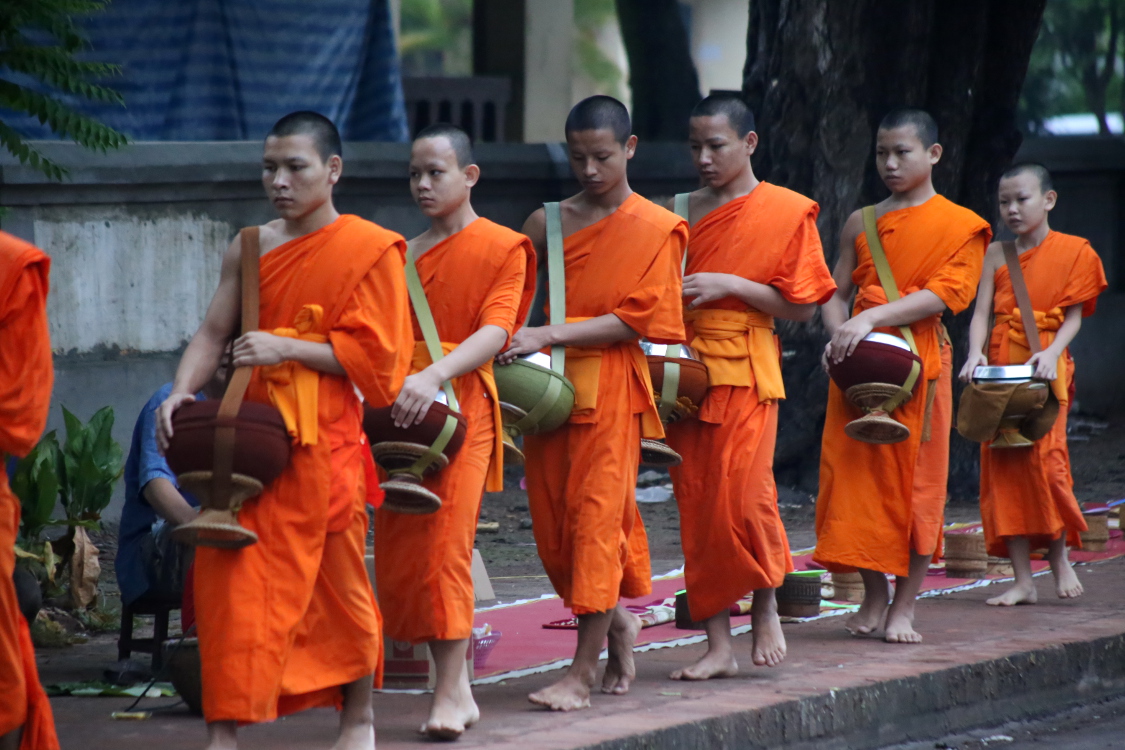 Luang Prabang.
Procession du Tak Bat pour collecter les aumÃ´nes.